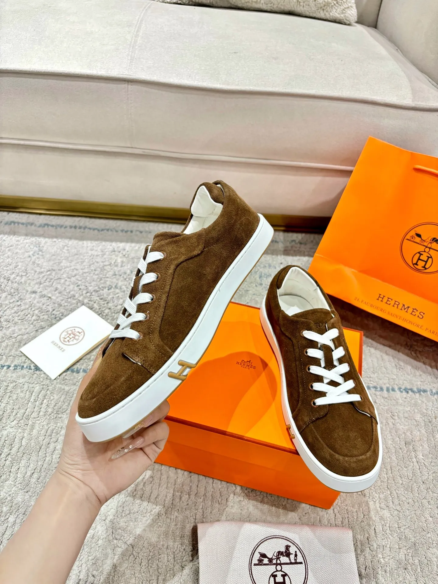 Factory direct sales p640🐘🐘Women's shoes Women's clothing Men's ➕10 Hermes·Hermès 2025ss new Lucky series men's leather loafers casual sports shoes for women Top version 🔝Original purchase, development and production👍🏻 This Hermès sports shoe is made of calfskin and suede goatskin, with iconic "H" details on the side, creating a dynamic and fashionable style. 💘 💜Material: original imported first-layer cowhide 💛Inner lining: original customized soft sheepskin 💚Sole: original molded non-slip TPU outsole ❤️Sole thickness: about 2.5cm 🤍Number of yards: 35-45👣 (40 for women and 45 for men, custom-made and non-refundable